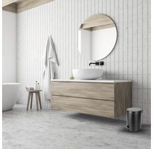 Badezimmer mit Waschbecken, Spiegel, Handtuch, Hocker und Abfalleimer