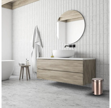 Salle de bains avec meuble-lavabo, miroir, baignoire et accessoires