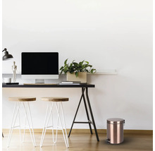 Bureau avec bureau, chaises et poubelle à pédale