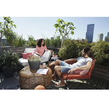 Helle Dachterrasse mit Loungemöbeln, Couch, Sessel und Tisch