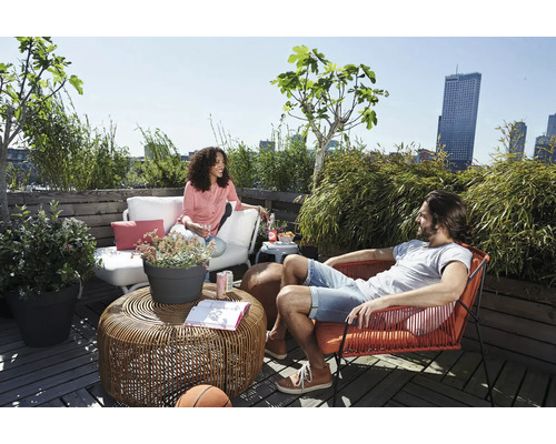Helle Dachterrasse mit Loungemöbeln, Couch, Sessel und Tisch