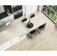 Cuisine lumineuse avec îlot de cuisine, table à manger, chaises et grandes fenêtres pour une atmosphère claire et ouverte.