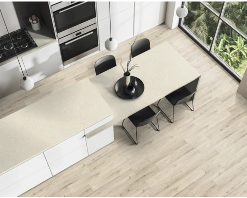 Cuisine lumineuse avec îlot de cuisine, table à manger, chaises et grandes fenêtres pour une atmosphère claire et ouverte.