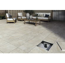 Terrasse mit Fliesen auf Stelzlagern mit Möbeln