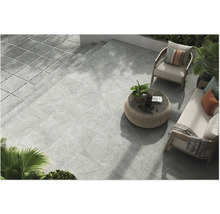 Terrasse mit grauen Steinzeugfliesen und Gartenmöbeln