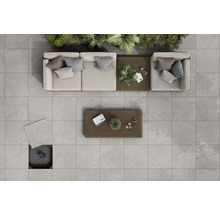 Vue de dessus d'une terrasse avec des dalles de terrasse gris clair, des meubles de salon et des tables en bois