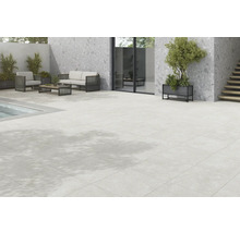 Terrasse avec carrelage, coin salon et bacs à plantes