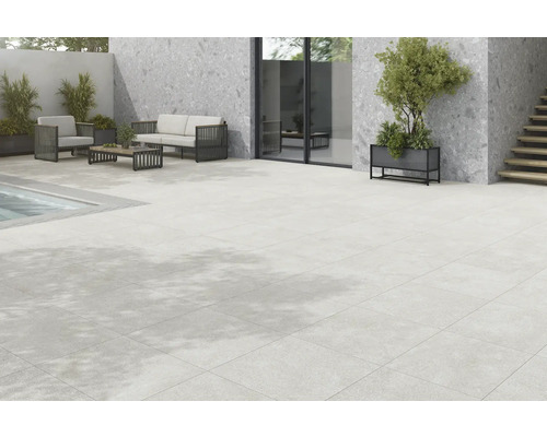 Terrasse avec carrelage, coin salon et bacs à plantes