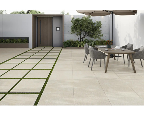 Espace extérieur avec carrelage au sol, table à manger et plantes