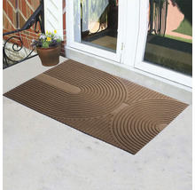 Fussmatte mit kreisförmigem Muster vor einer Haustür