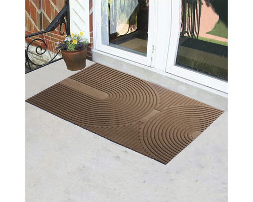 Fussmatte mit kreisförmigem Muster vor einer Haustür