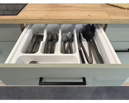 Geöffnete Schublade mit Besteck und Besteckkasten