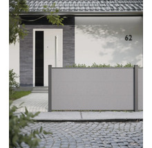 Modernes Wohnhaus mit Einfriedung für den Garten