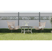 Ensemble de meubles de jardin avec deux fauteuils en rotin et une table de jardin devant un écran d'intimité