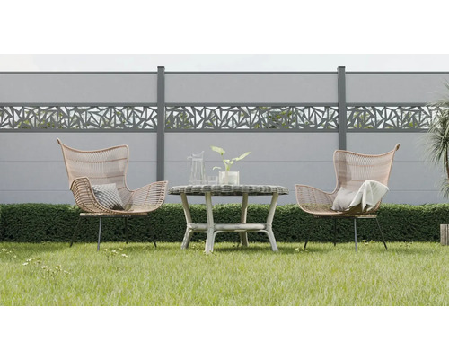Élément principal GroJa BasicLine Triangle 180 x 180 cm gris Ensemble de meubles de jardin avec deux fauteuils en rotin et une table de jardin devant un écran d'intimité