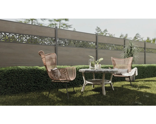 Scène de jardin avec clôture en composite bois-plastique à motifs, table de jardin et deux fauteuils en rotin