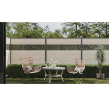 Scène avec clôture de jardin, deux chaises et une table sur une pelouse.