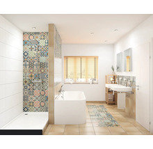 Salle de bain avec douche, baignoire, lavabo et carrelage à motifs