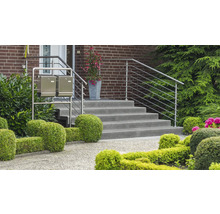 Aussenaufnahme eines Hauses mit Treppe, Edelstahlgeländer, Briefkästen und Landschaftsgestaltung