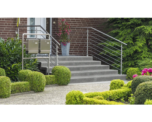 Aussenaufnahme eines Hauses mit Treppe, Edelstahlgeländer, Briefkästen und Landschaftsgestaltung