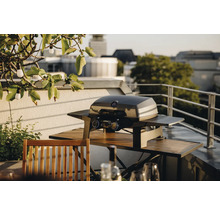 Tragbarer Gasgrill auf einem Tisch im Aussenbereich.