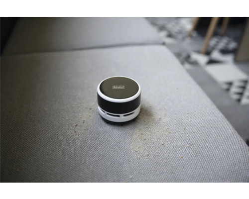 Livington Logo auf einem Tischstaubsauger auf einem Polster