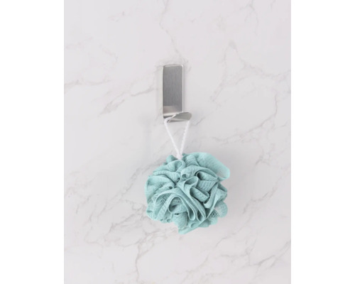 Ein Badeschwamm hängt an einem Haken.