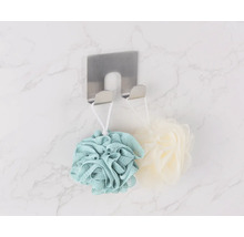 Draufsicht auf einen Handtuchhaken aus Edelstahl mit Badeschwämmen an einer Marmorwand