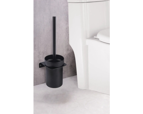Schwarze Toilettenbürste mit Wandhalterung neben einer Toilette