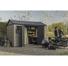 Abri de jardin avec portes ouvertes, moto et deux personnes