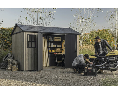 Abri de jardin avec portes ouvertes, moto et deux personnes