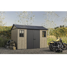 Abri de jardin avec porte double et fenêtres à côté d'une moto et de pneus de voiture