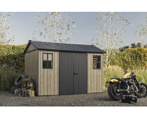 Abri de jardin avec porte double et fenêtres à côté d'une moto et de pneus de voiture