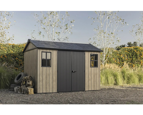 Abri de jardin avec double porte et fenêtres dans le jardin