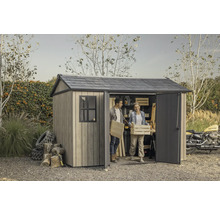 Scène de jardin avec abri de jardin, deux personnes transportent des caisses en bois