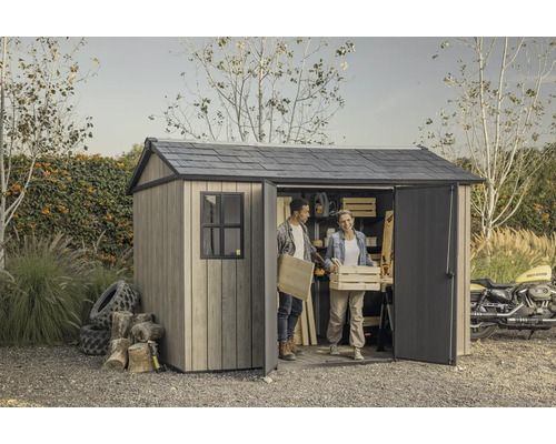 Scène de jardin avec abri de jardin, deux personnes transportent des caisses en bois