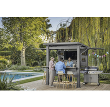 Scène avec un bar de jardin gris avec barbecue où trois personnes sont debout et assises.