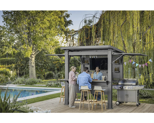Scène avec un bar de jardin gris avec barbecue où trois personnes sont debout et assises.