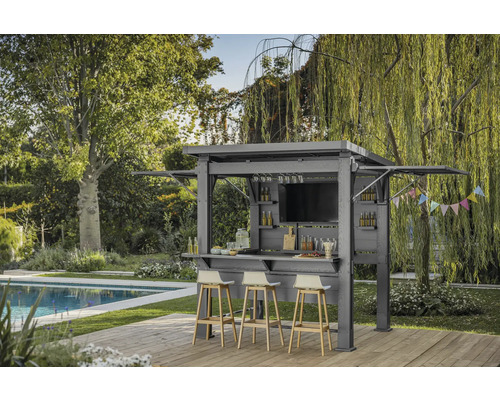 Dans le jardin, un pavillon avec bar, tabourets et décoration est installé à côté d'une piscine.