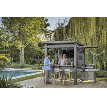 Scène avec pavillon de barbecue, barbecue et deux personnes dans le jardin