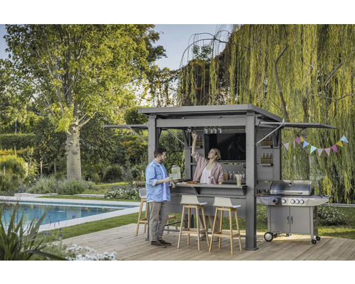 Scène avec pavillon de barbecue, barbecue et deux personnes dans le jardin
