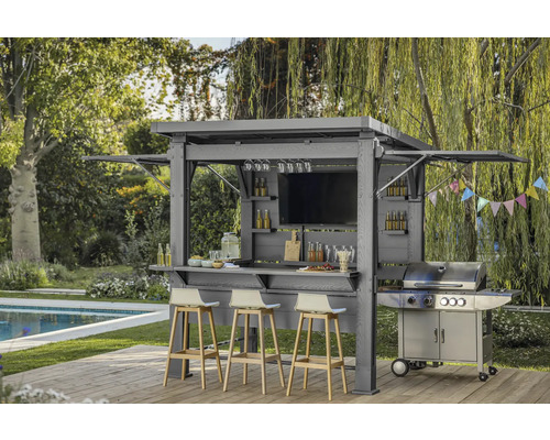 Cuisine extérieure complète avec barbecue, bar, télévision et tabourets de bar sur une terrasse