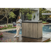 Coffre de rangement de jardin aspect bois à côté d'une femme sur une terrasse