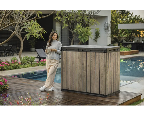 Coffre de rangement de jardin aspect bois à côté d'une femme sur une terrasse