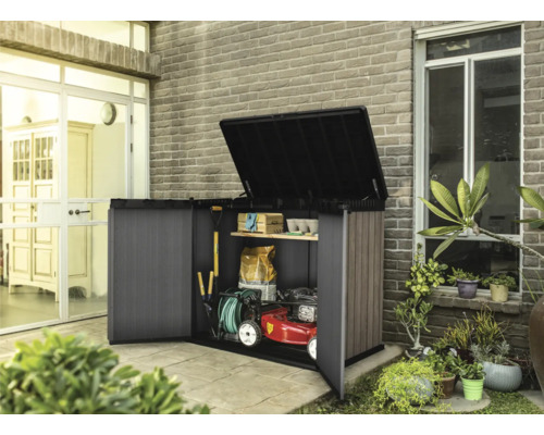 Abri à poubelles Keter horizontal 1150 L pour 2x240l 141 x 82 x 120 cm poubelles brun Armoire à outils ouverte avec outils de jardinage et tondeuse à gazon