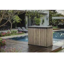 Scène de jardin avec un coffre de rangement à côté d'une piscine sur une terrasse en bois.