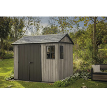 Abri de jardin en plastique avec fenêtre dans le jardin