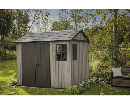 Abri de jardin en plastique avec fenêtre dans le jardin