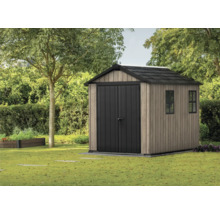 Abri de jardin en bois avec double porte et deux fenêtres dans le jardin