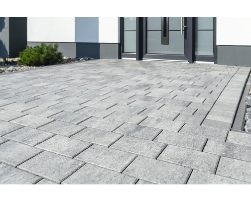 Chemin pavé avec des pavés rectangulaires devant une maison